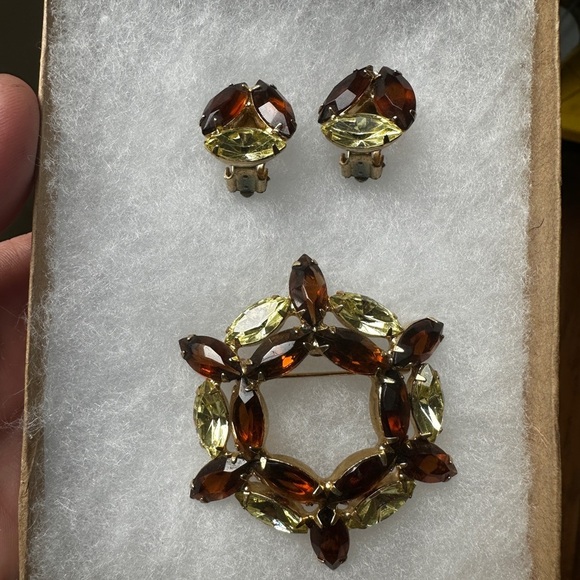 Vintage Jewelry - Vintage yellow and root beer rhinestone brooch set